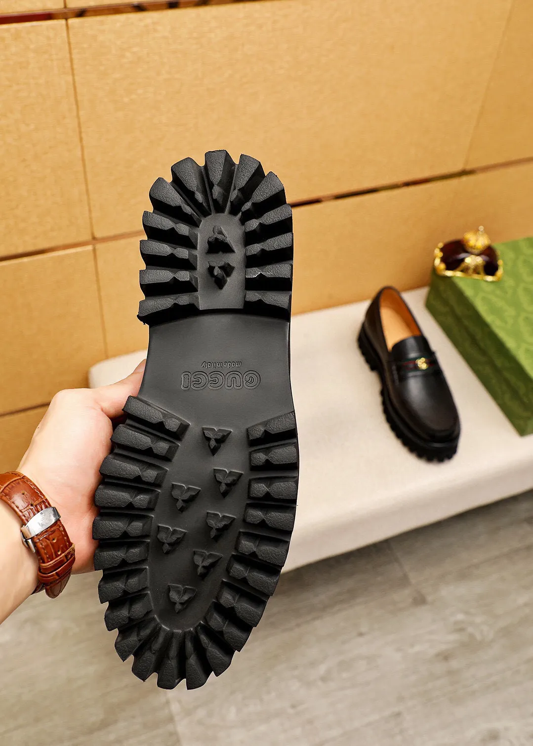 Men's shoes 💰580 💐 Product trademark: GUCCI "Gucci" casual leather shoes Regular size: 38-44 (45.46🉑️customized) Product materials: Selected imported first-layer calfskin upper + luxury hardware buckle, imported water-dyed cowhide leather lining. Strong three-dimensional visual effect, original foam outsole Color: 1⃣️color available
